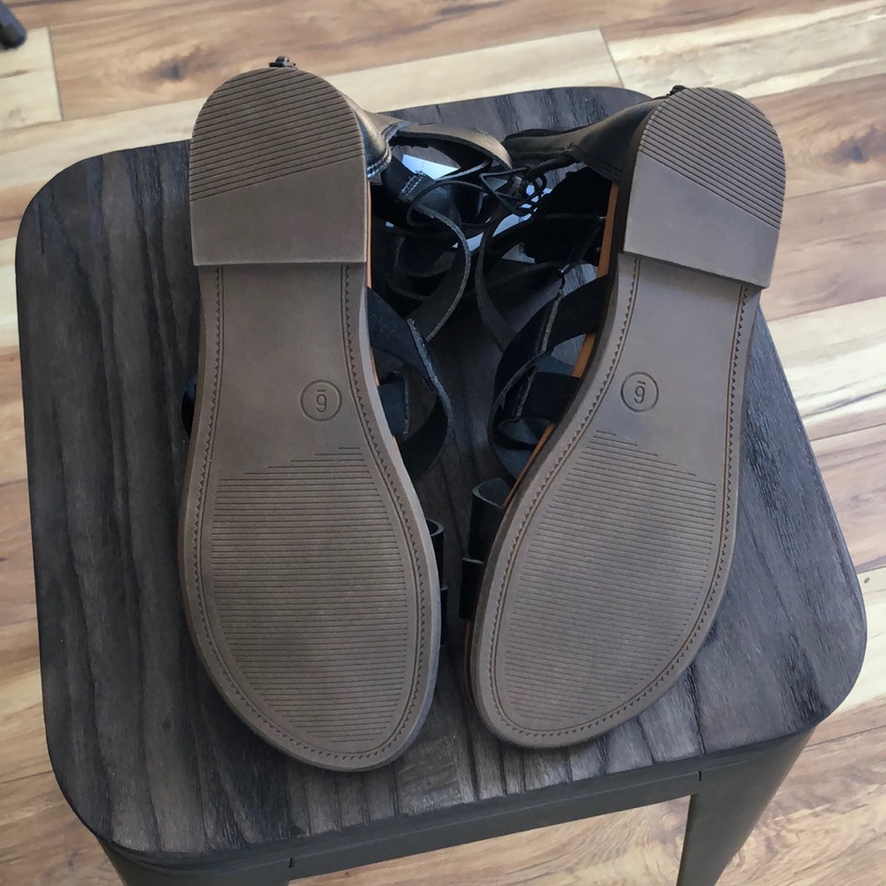 Universal Thread sandals - Picture 2 of 2